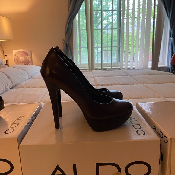 I have 4 pairs of pumps 3 Aldo and 1 pair is Eva Mendes. - Picture 3 of 8